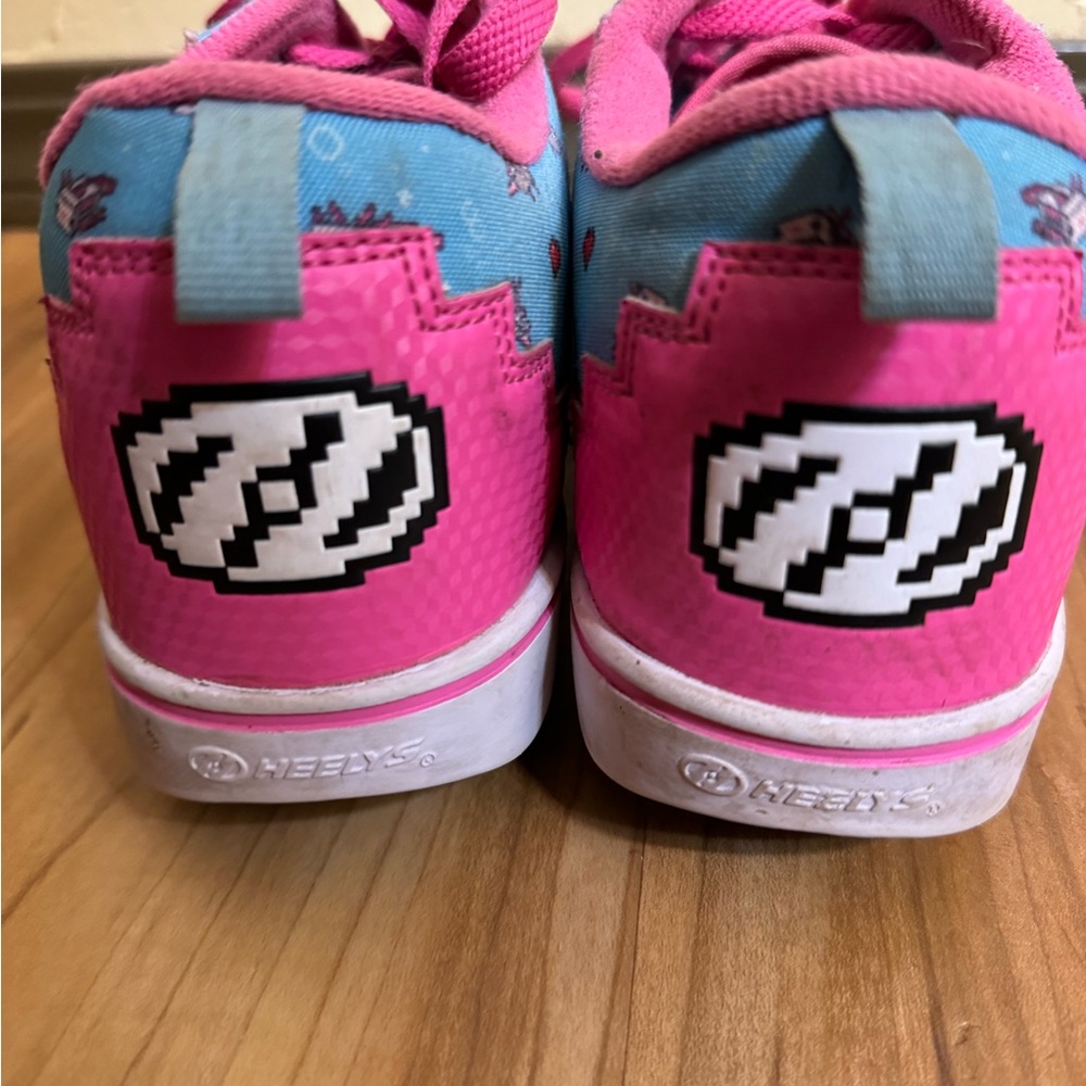 **For Sale: Girls Size 6 Heelys Shoes - Minecraft Axolotl Limited Edition**